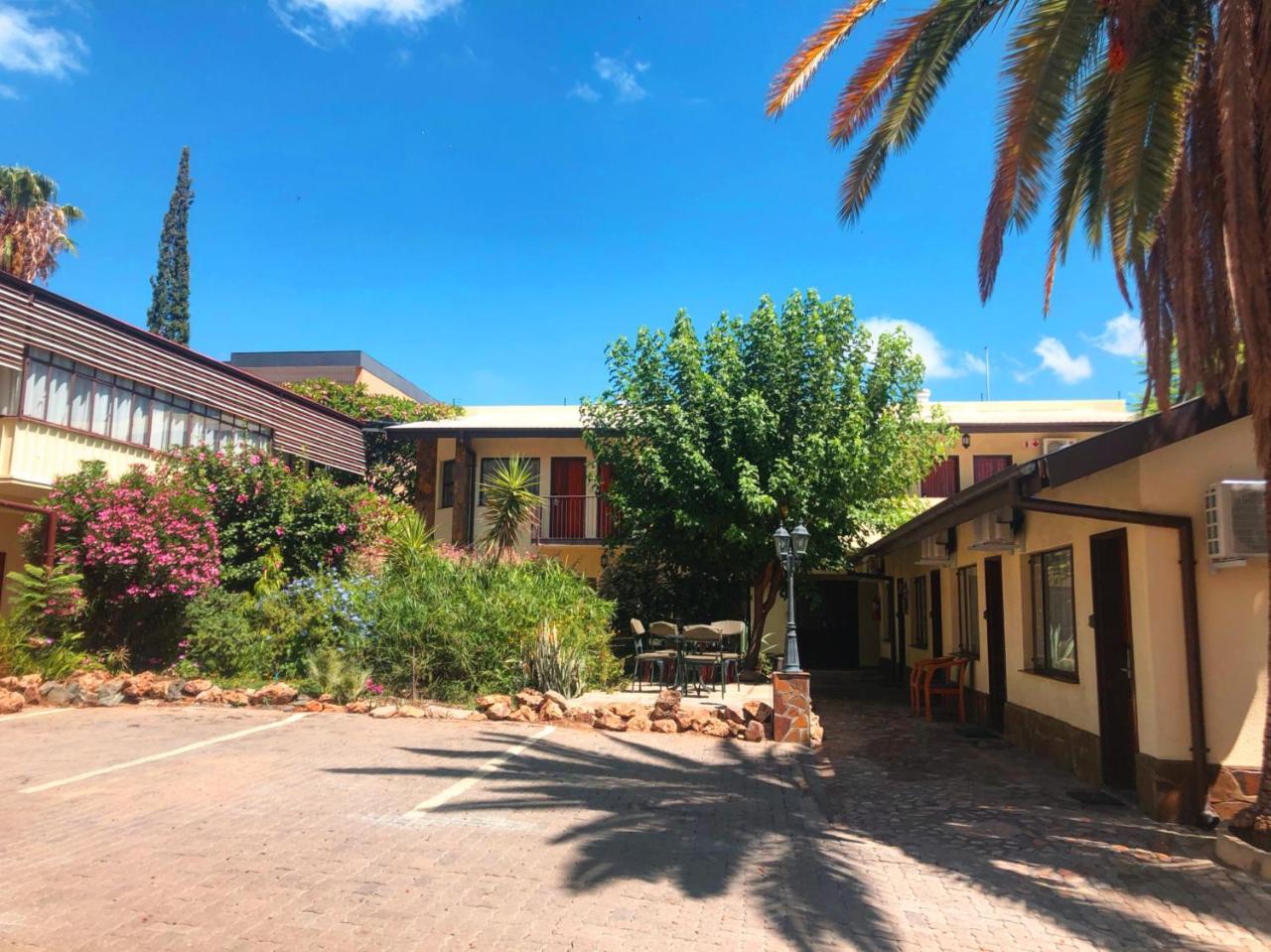Hotel Pension Steiner Windhoek Exteriör bild