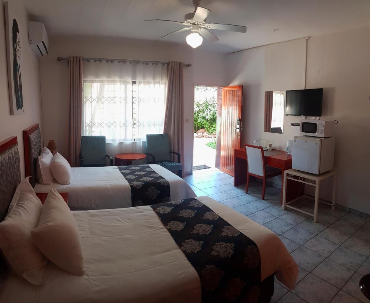 Hotel Pension Steiner Windhoek Exteriör bild