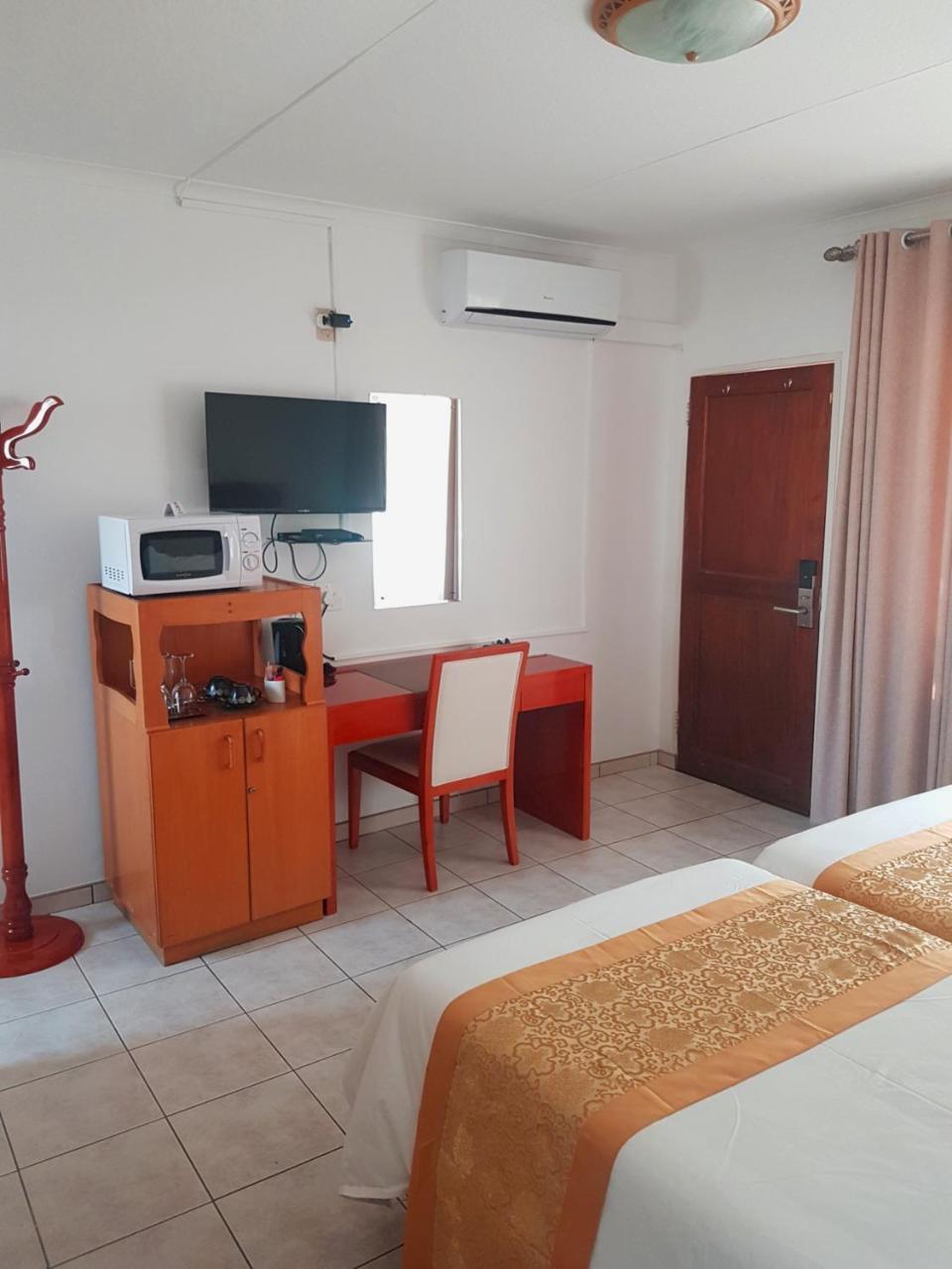 Hotel Pension Steiner Windhoek Exteriör bild