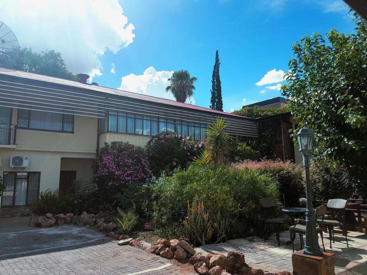 Hotel Pension Steiner Windhoek Exteriör bild