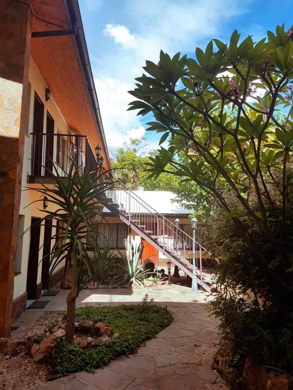 Hotel Pension Steiner Windhoek Exteriör bild