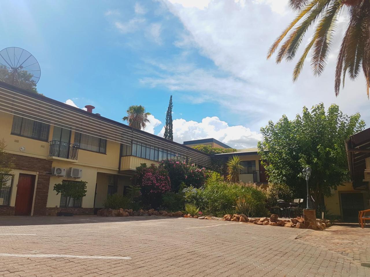 Hotel Pension Steiner Windhoek Exteriör bild